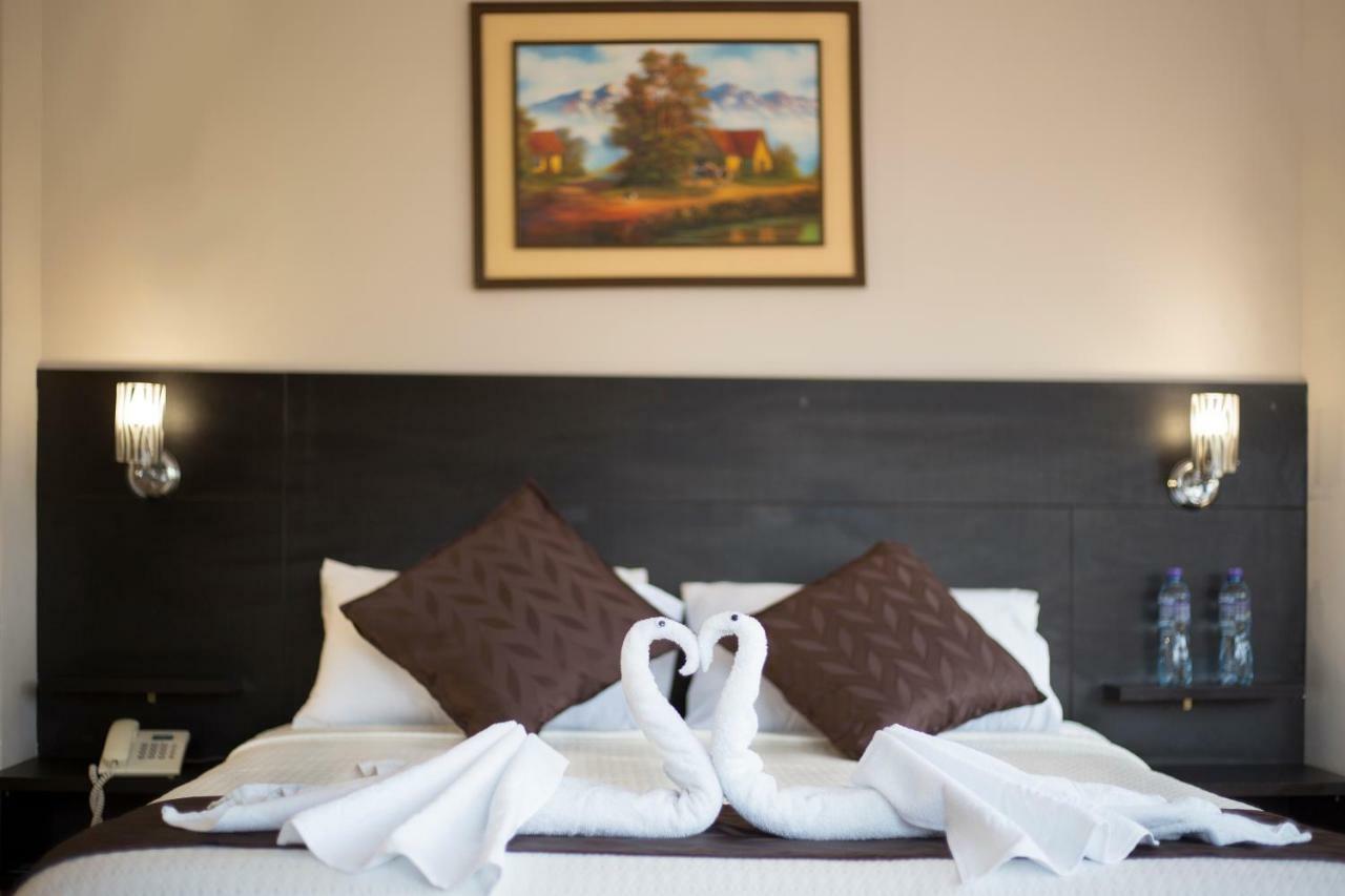 Hotel Versailles Амбато Екстериор снимка